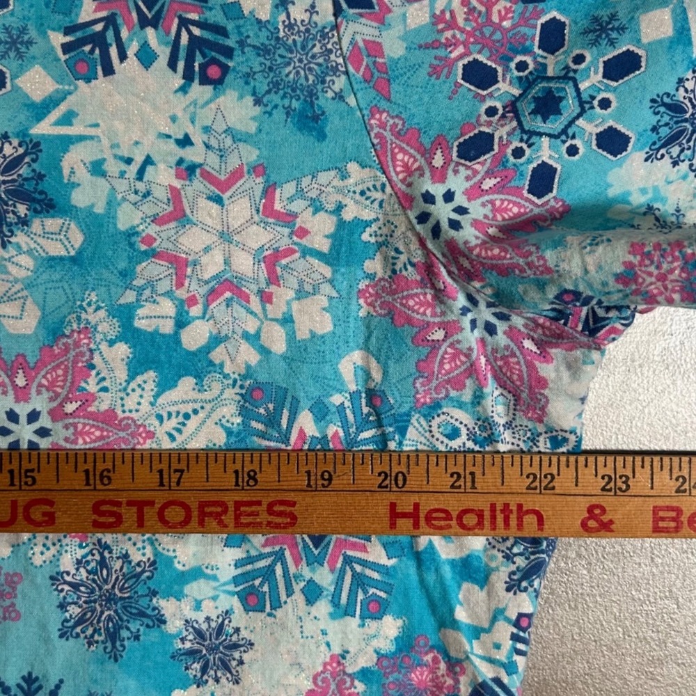 Peaches Uniforms Women's Size XL Scrub Top Blue Pink Snowflake Glitter V-Neck - Picture 6 of 8
